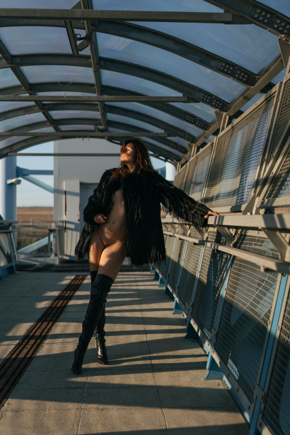 My stunning wife knows how to pose nude effectively. – photo 78