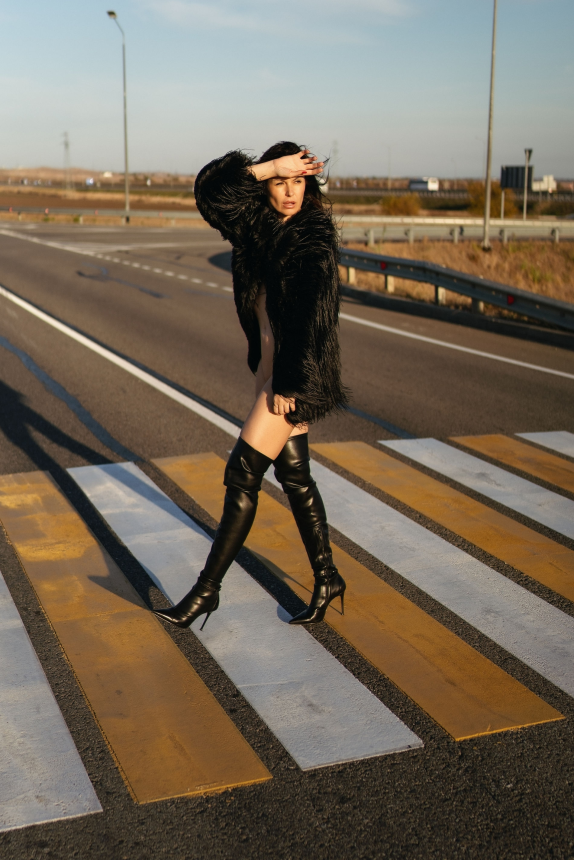 My stunning wife knows how to pose nude effectively. – photo 79