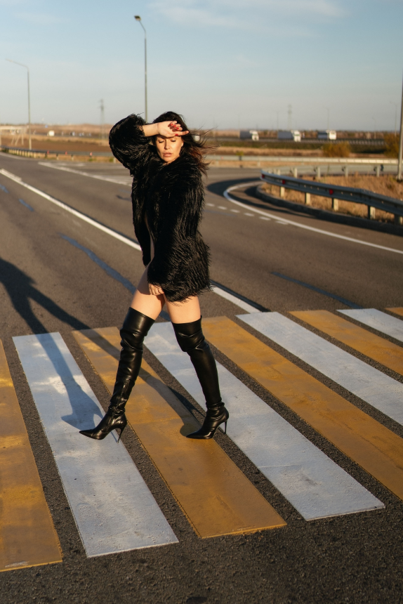 My stunning wife knows how to pose nude effectively. – photo 80