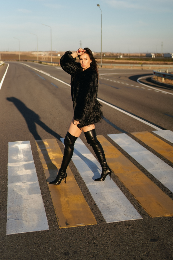 My stunning wife knows how to pose nude effectively. – photo 82