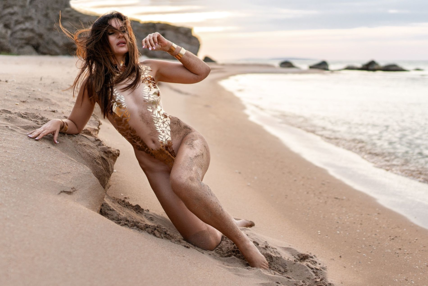 My stunning wife knows how to pose nude effectively. – photo 99