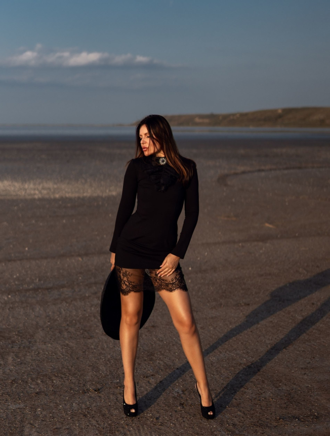 My stunning wife knows how to pose nude effectively. – photo 148