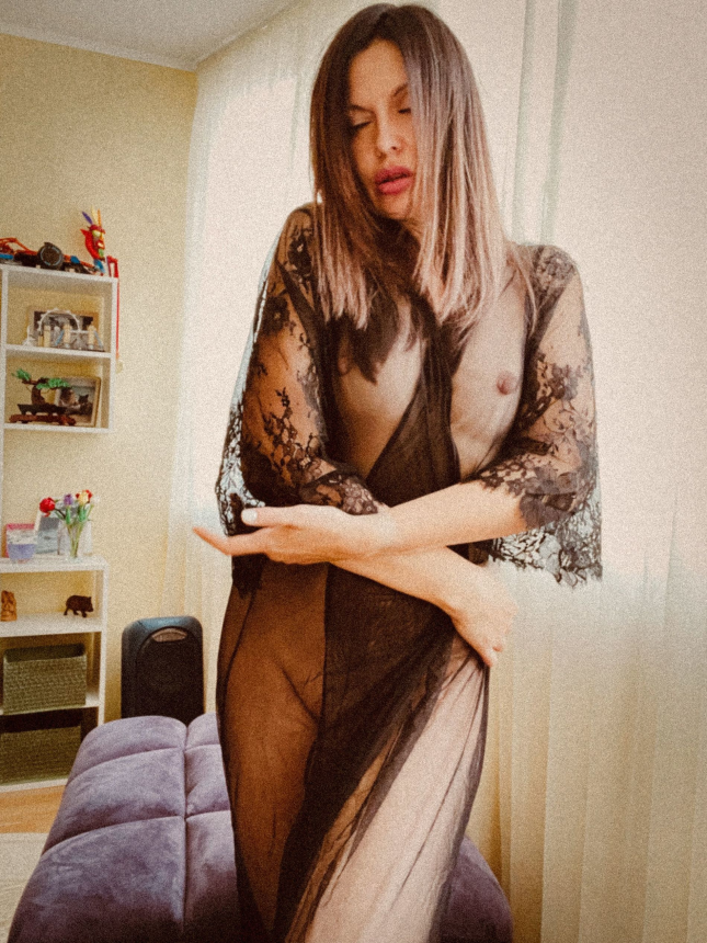 Моя роскошная жена умеет красиво позировать обнаженной – фото 28