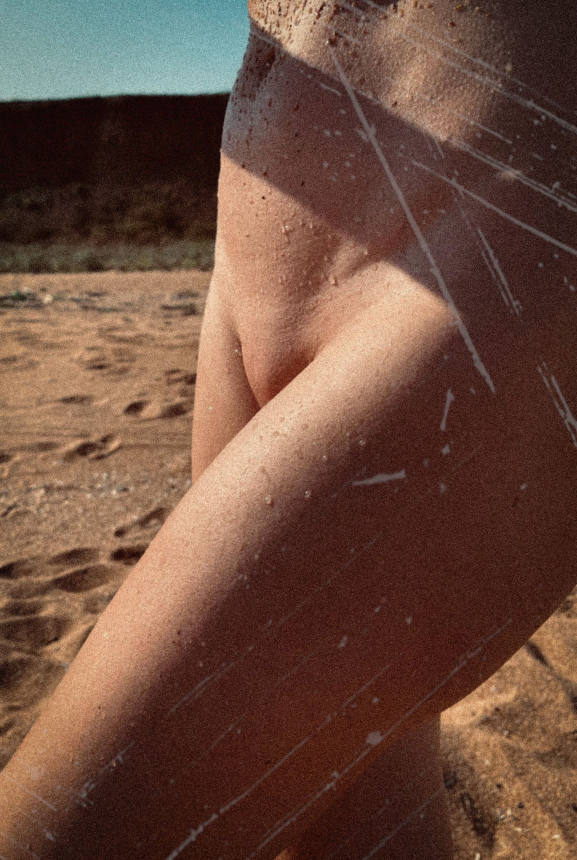 Моя роскошная жена умеет красиво позировать обнаженной – фото 31