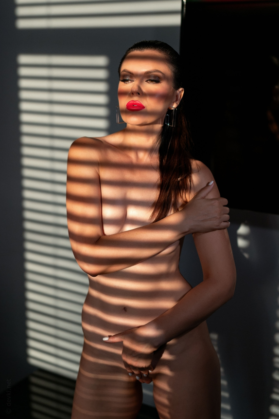 Моя роскошная жена умеет красиво позировать обнаженной – фото 77