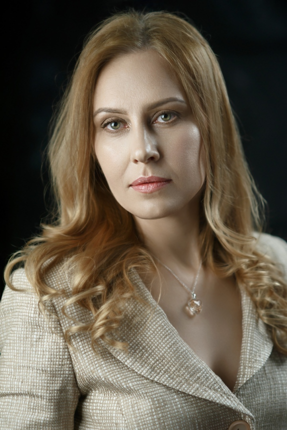 Фото Элегантная дама в эротической фотосессии