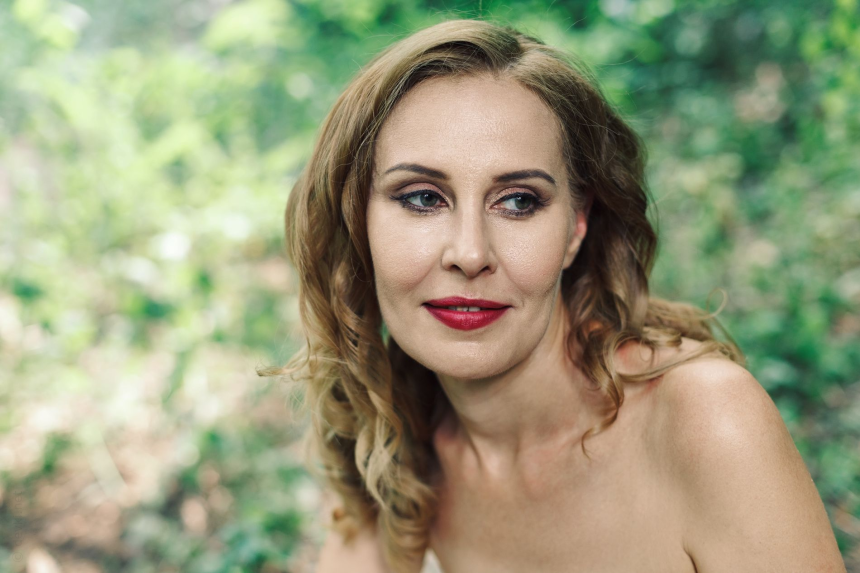 Элегантная дама в эротической фотосессии – фото 11