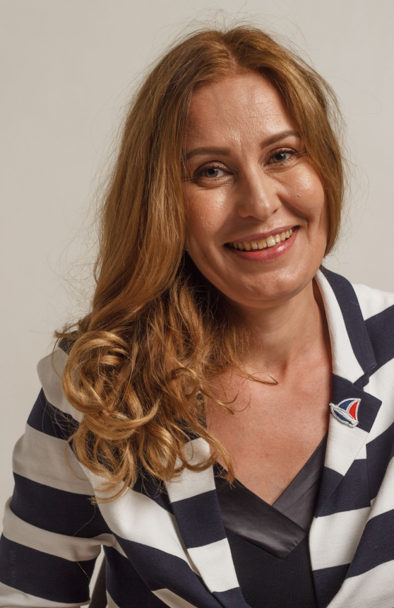 Элегантная дама в эротической фотосессии – фото 12