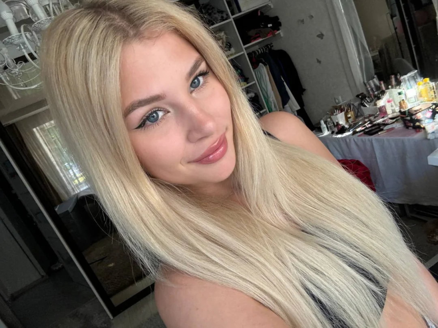 Фото Девушка показала свою гладко выбритую интимную зону