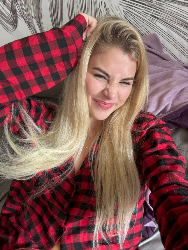 Девушка показала свою гладко выбритую интимную зону – фото 26