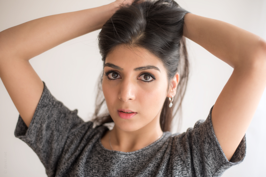 Красивая иранская девушка красиво позирует голой – фото 1