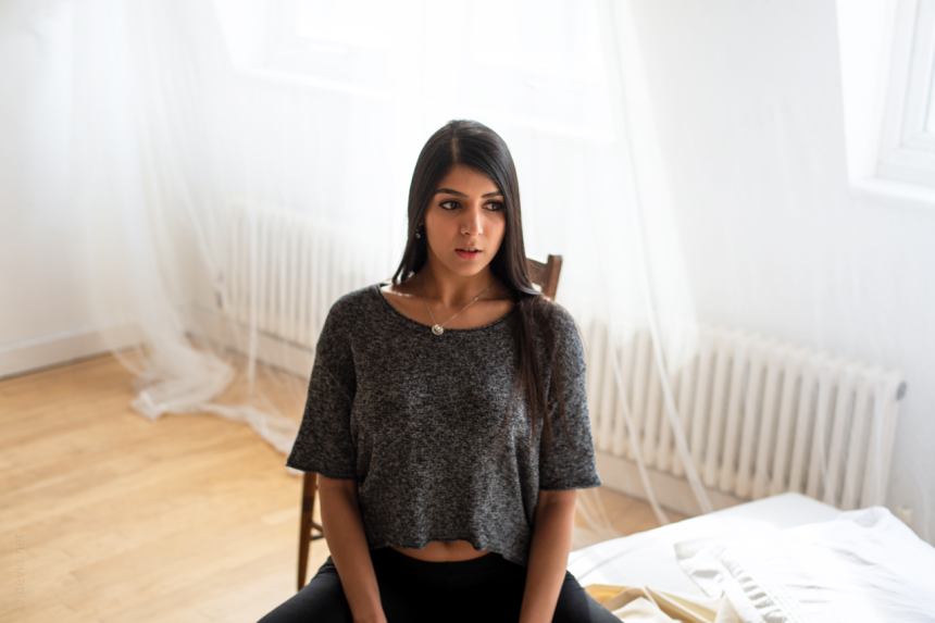 Красивая иранская девушка красиво позирует голой – фото 4