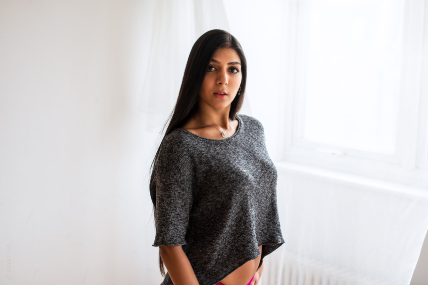 Красивая иранская девушка красиво позирует голой – фото 6