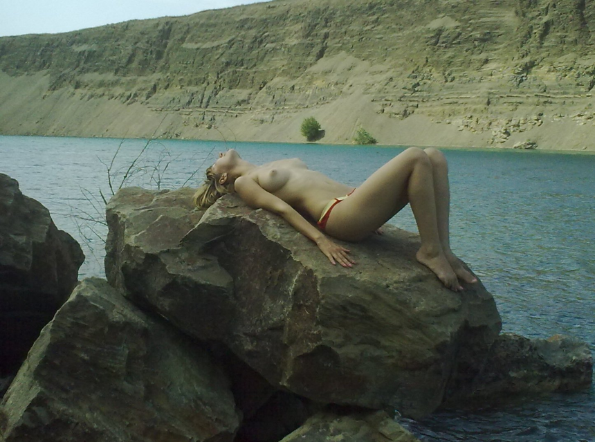 Несколько снимков молодой девушки с обворожительной грудью – фото 4