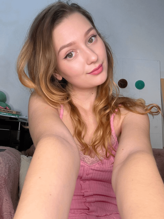 Фото Очередная молодая девчонка раздвигает ноги чтобы показать дырки