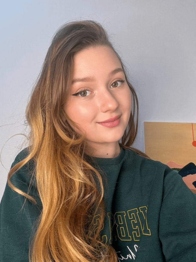 Очередная молодая девчонка раздвигает ноги чтобы показать дырки – фото 2