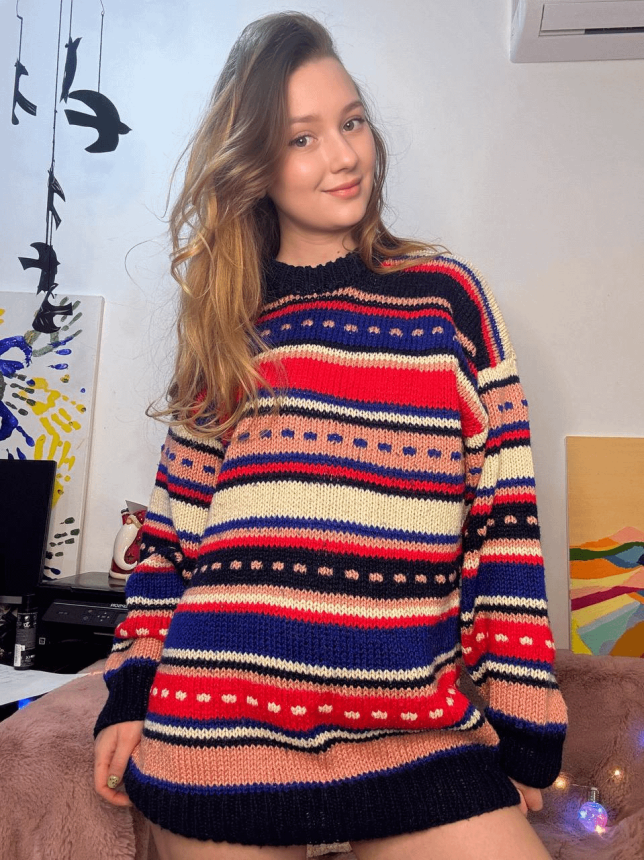 Очередная молодая девчонка раздвигает ноги чтобы показать дырки – фото 8