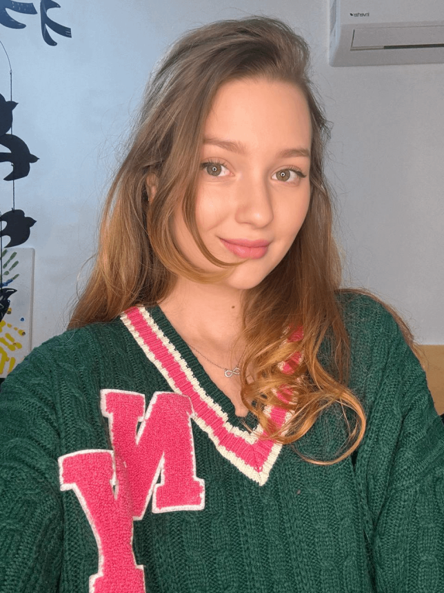 Очередная молодая девчонка раздвигает ноги чтобы показать дырки – фото 9