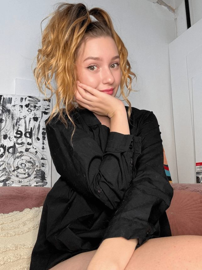 Очередная молодая девчонка раздвигает ноги чтобы показать дырки – фото 39