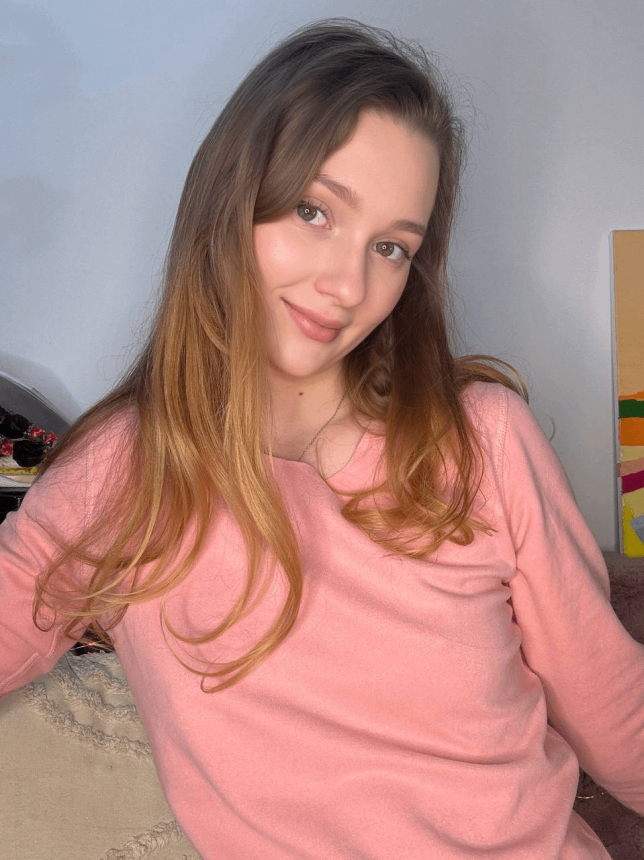 Очередная молодая девчонка раздвигает ноги чтобы показать дырки – фото 49