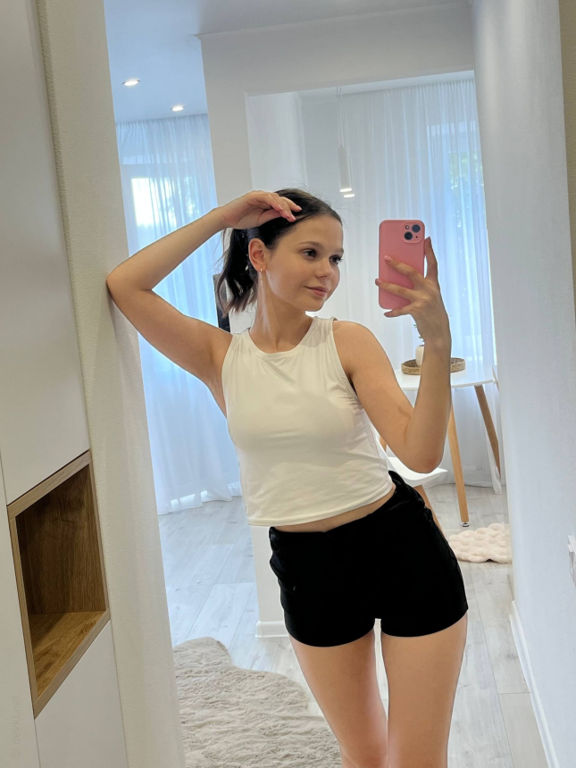 Фото У девушки крупные ареолы, она молодая и часто делает фотографии обнаженной, а также в различных нарядах