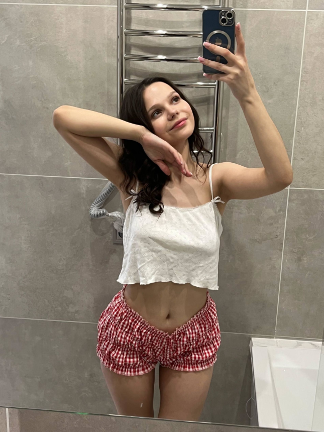 The girl has large areolas, she is young and often takes nude photos, as well as photos in various outfits. – photo 27