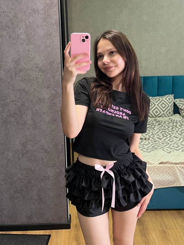 The girl has large areolas, she is young and often takes nude photos, as well as photos in various outfits. – photo 30