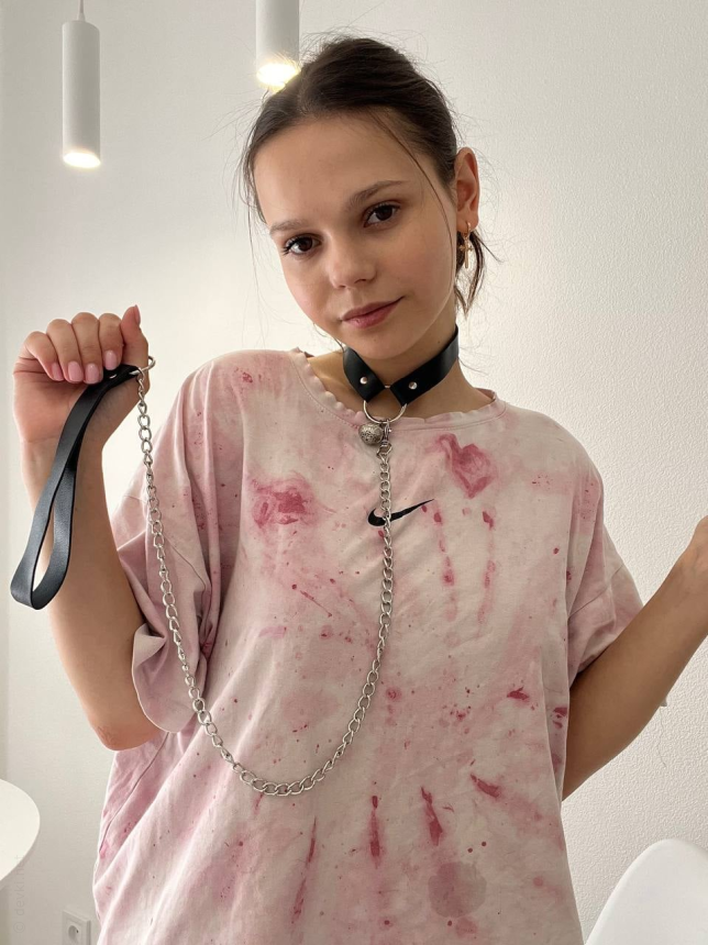 The girl has large areolas, she is young and often takes nude photos, as well as photos in various outfits. – photo 36