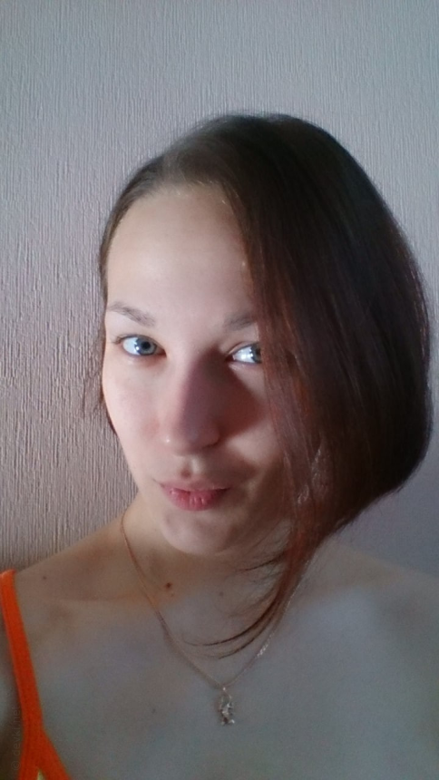 Обнаженная девушка делает селфи, показывая свои интимные части тела в уютной обстановке – фото 2