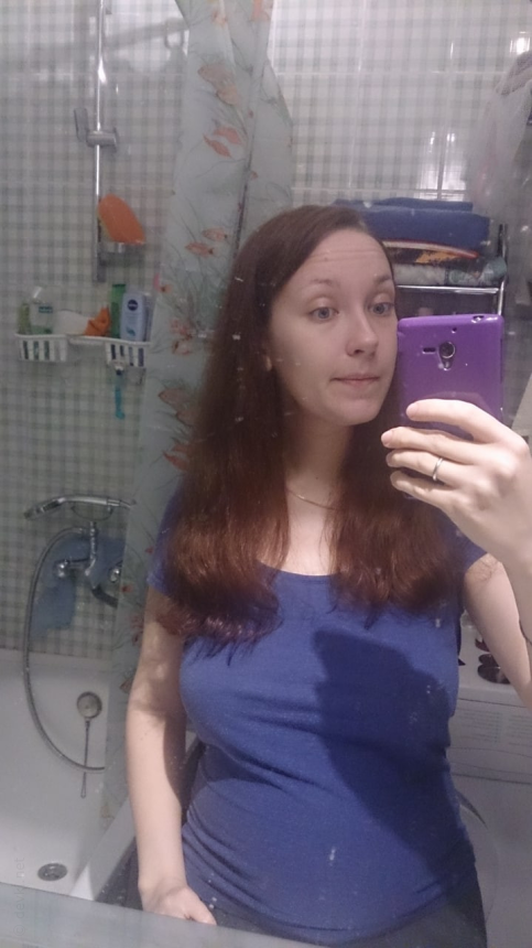 Обнаженная девушка делает селфи, показывая свои интимные части тела в уютной обстановке – фото 9