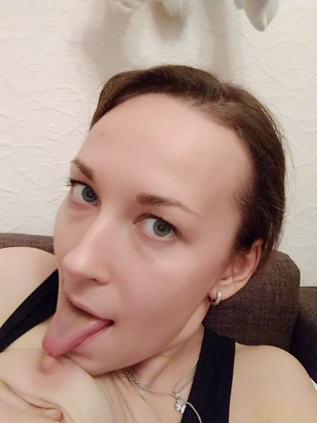 Обнаженная девушка делает селфи, показывая свои интимные части тела в уютной обстановке – фото 10