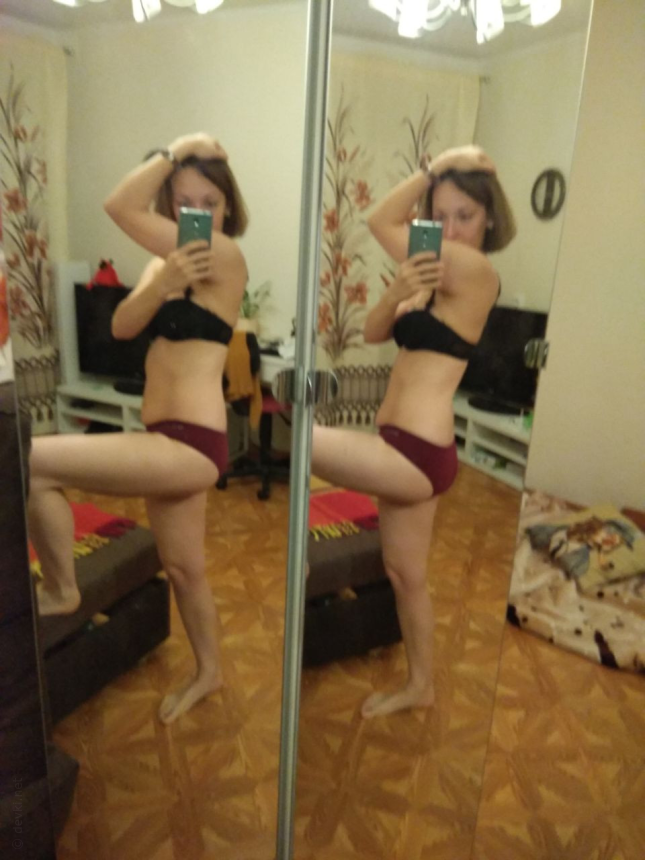 Обнаженная девушка делает селфи, показывая свои интимные части тела в уютной обстановке – фото 11