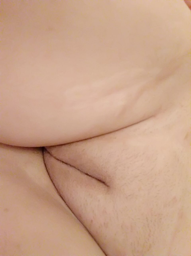 Обнаженная девушка делает селфи, показывая свои интимные части тела в уютной обстановке – фото 12