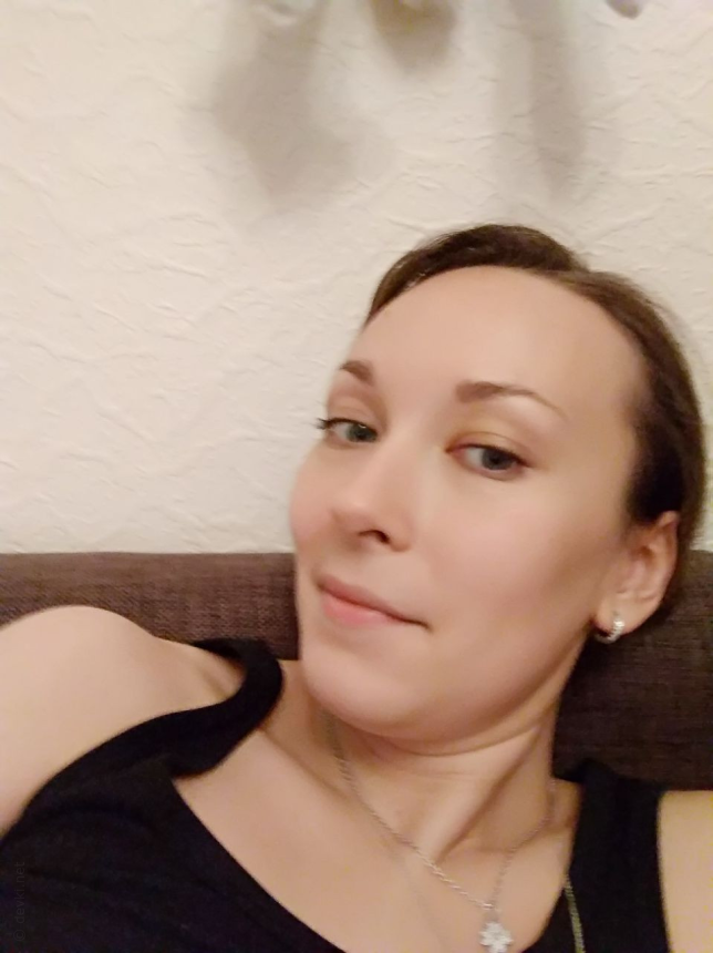 Обнаженная девушка делает селфи, показывая свои интимные части тела в уютной обстановке – фото 13