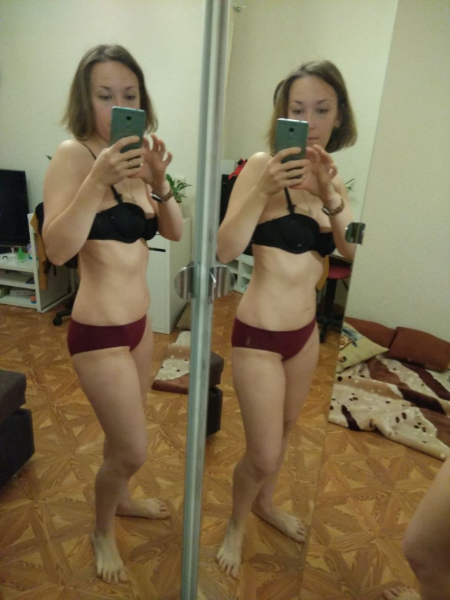 Обнаженная девушка делает селфи, показывая свои интимные части тела в уютной обстановке – фото 15