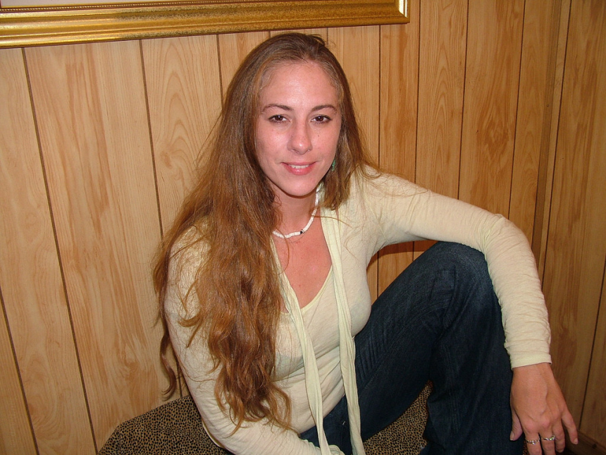 Сексуальная милфа очень откровенно показывает нам свои прелести лежа на кроватке – фото 2