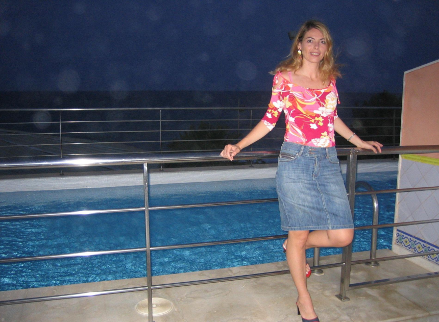 Фото Приятная женщина на отдыхе светит своей киской и широко раздвигает ножки лежа на кроватке