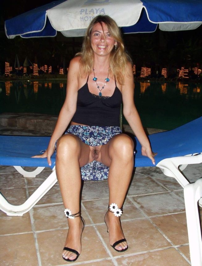 Приятная женщина на отдыхе светит своей киской и широко раздвигает ножки лежа на кроватке – фото 3