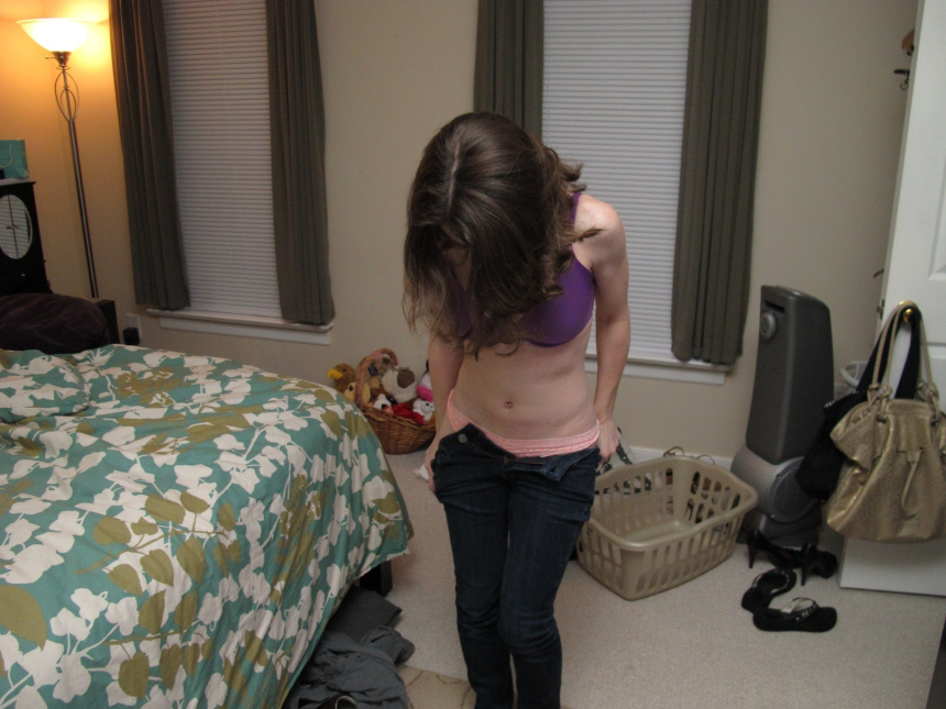 Миленькая дама попозировала и раздвигает свои ножки лёжа на кроватке – фото 3