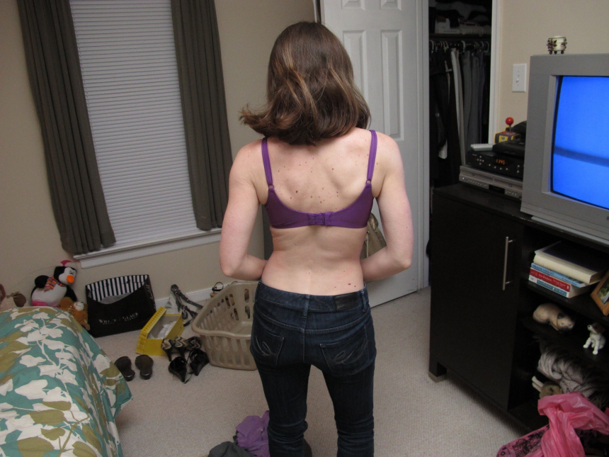 Миленькая дама попозировала и раздвигает свои ножки лёжа на кроватке – фото 2