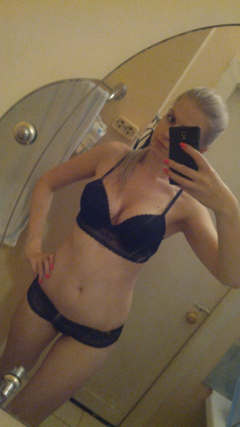 Фото Девушка делает сексуальные фото