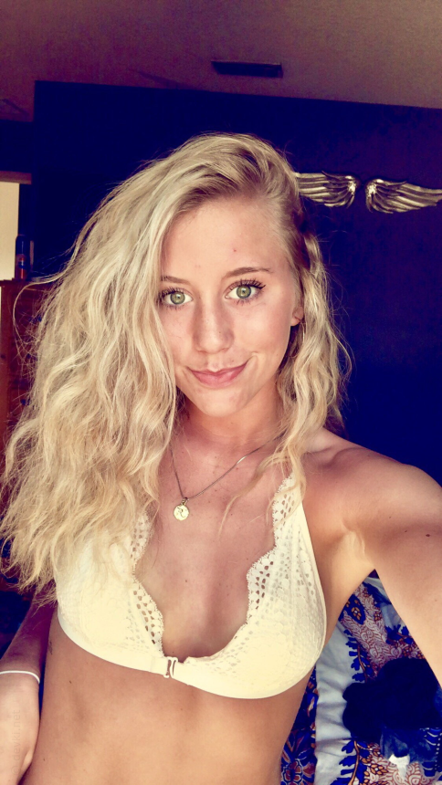 Обнаженная блондинка делает себе фото интимного характера – фото 2