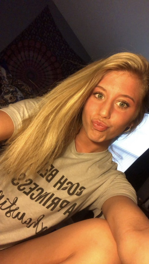 Обнаженная блондинка делает себе фото интимного характера – фото 3