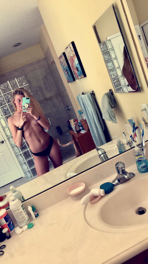 Обнаженная блондинка делает себе фото интимного характера – фото 7