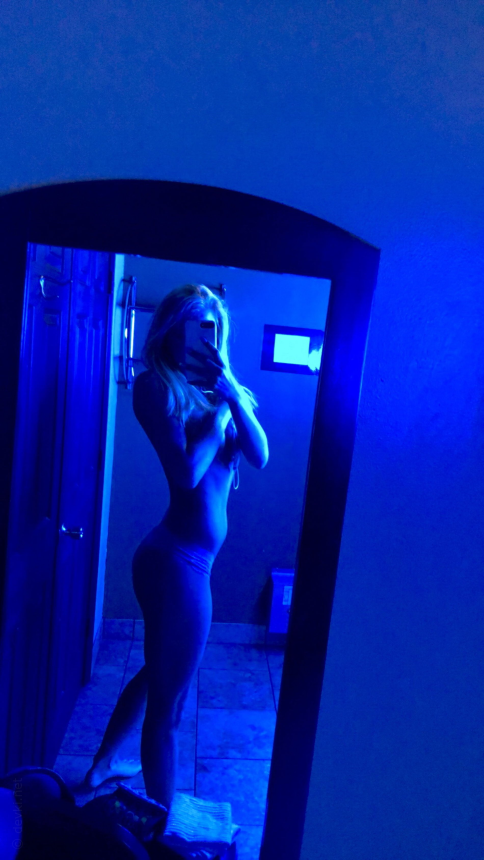 Обнаженная блондинка делает себе фото интимного характера – фото 8