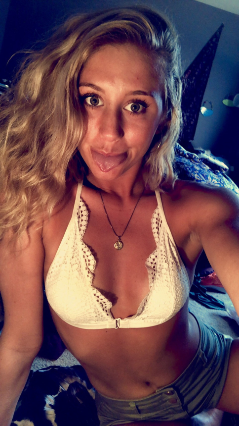 Фото Обнаженная блондинка делает себе фото интимного характера