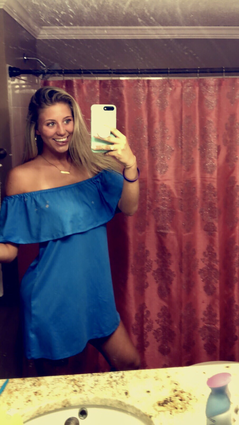 Обнаженная блондинка делает себе фото интимного характера – фото 24