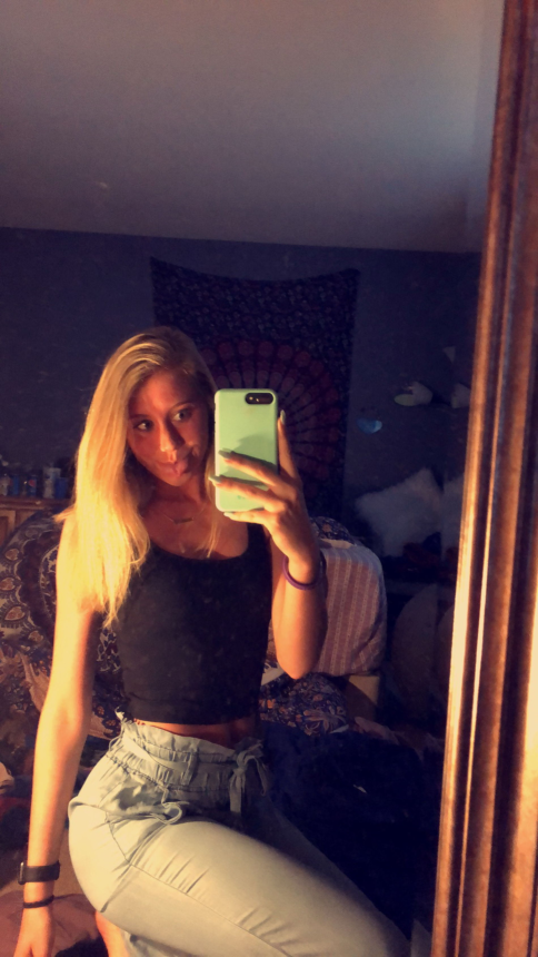 Обнаженная блондинка делает себе фото интимного характера – фото 33