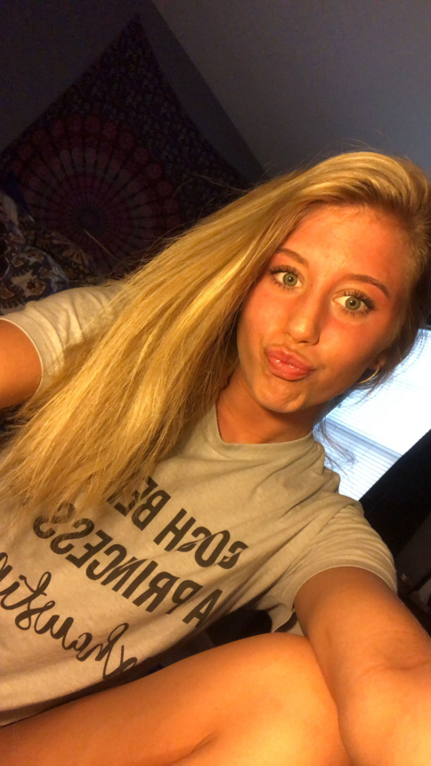 Обнаженная блондинка делает себе фото интимного характера – фото 38