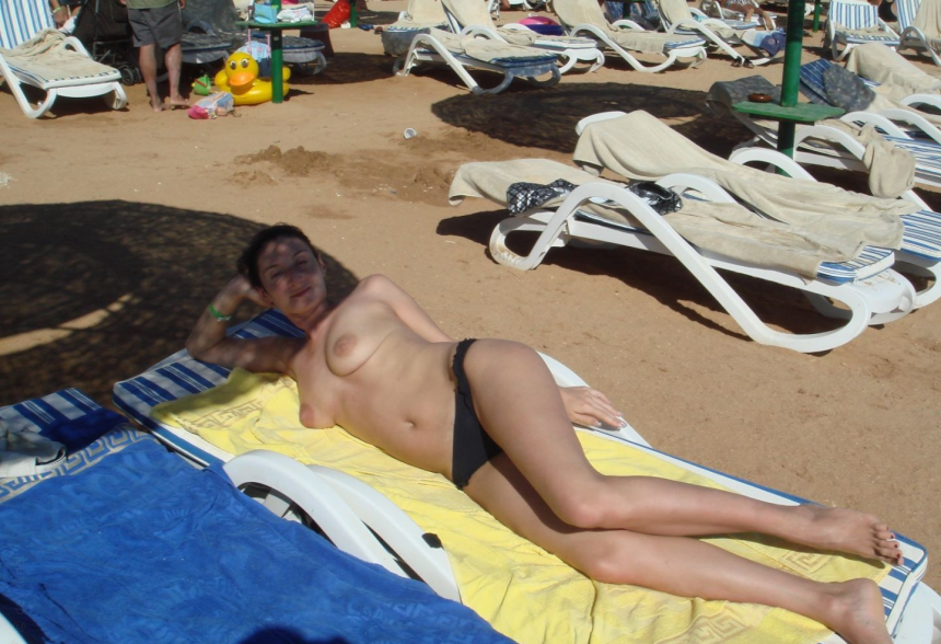 The slutty wife allows herself to be photographed in all poses and in different places. – photo 6